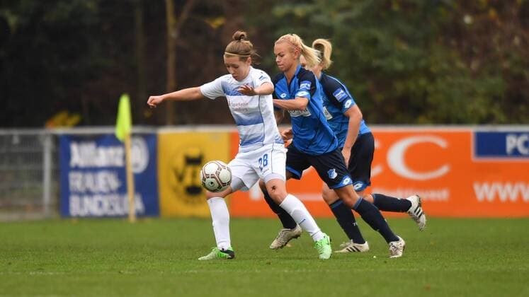 Zweikampf Sofia Racz (MSV Duisburg) (28) mit Stephanie Breitner (TSG 1899 Hoffenheim) (12), Allianz Frauen-Bundesliga : MSV Duisburg - TSG 1899 Hoffenheim, xmkx