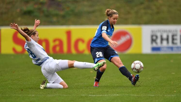 Sofia Racz (MSV Duisburg) (28) versucht per Grätsche die Flanke von Sophie Howard (TSG 1899 Hoffenheim) (26) zu stoppen, Allianz Frauen-Bundesliga : MSV Duisburg - TSG 1899 Hoffenheim, xmkx