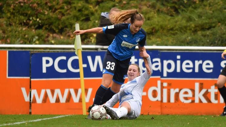Fabienne Dongus (TSG 1899 Hoffenheim) im Duell an der Grundlinie mit Alice Hellfeier (MSV Duisburg) (5), Allianz Frauen-Bundesliga : MSV Duisburg - TSG 1899 Hoffenheim, xmkx