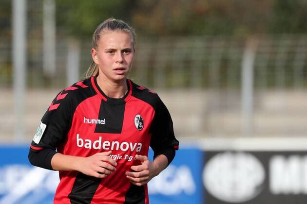 Die erst 15-jährige Klara Bühl (Klara Buehl, Freiburg, 21) bei ihrem Startelfdebüt, Einzelbild, Aktion, Action, Fussball, Allianz Frauen-Bundesliga, SC Freiburg - SC Sand, xozx