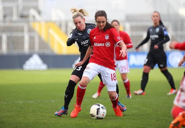 13.11.2016 xcex Deutschland, Frankfurt, Fussball, Frauenfussball Allianz Frauen-Bundesliga Saison 2016 2017 FC Bayern München gegen 1. FFC Frankfurt Marith Prießen (Frankfurt) gegen Lisa Evans (München)