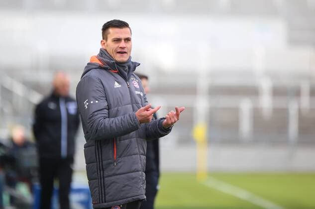 13.11.2016 xcex Deutschland, Frankfurt, Fussball, Frauenfussball Allianz Frauen-Bundesliga Saison 2016 2017 FC Bayern München gegen 1. FFC Frankfurt Trainer Thomas Wörle (München) an der Seitenlinie