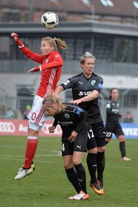 Vivianne Miedema (FC Bayern Muenchen - Frauenfussball), Kathrin Hendrich (1. FFC Frankfurt), Sophie Schmidt (1. FFC Frankfurt), v.li., Aktion, FC Bayern Muenchen Frauen vs 1. FFC Frankfurt 13.11.16