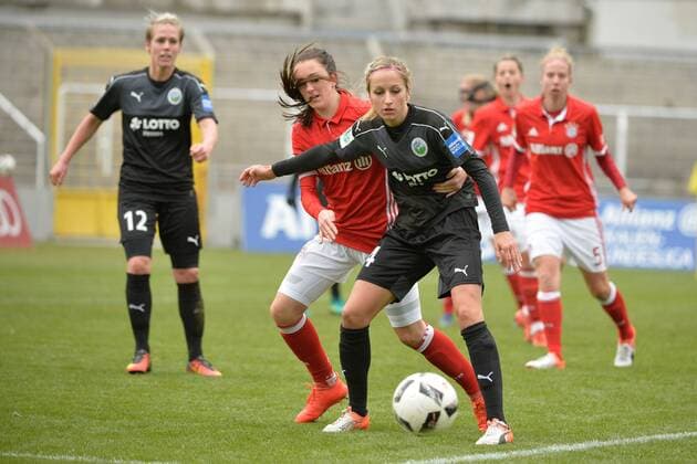 Sophie Schmidt (1. FFC Frankfurt), Lisa Evans (FC Bayern Muenchen - Frauenfussball), Kathrin Hendrich (1. FFC Frankfurt), v.li., Aktion, FC Bayern Muenchen Frauen vs 1. FFC Frankfurt 13.11.16