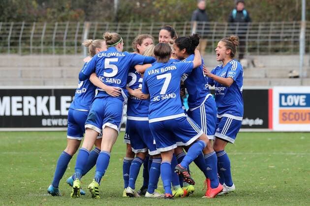 Spielerinnen des SC Sand jubeln über das Tor zum 0:1, Jubel, Torjubel, Torerfolg, celebrate the goal, goal, celebration, Jubel ueber das Tor, optimistisch, Action, Aktion, Fussball, Allianz Frauen-Bundesliga, SC Freiburg - SC Sand, xozx