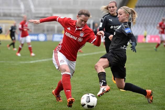 Katharina Baunach (FC Bayern Muenchen - Frauenfussball), Jackie Groenen (1. FFC Frankfurt), v.li., Aktion, FC Bayern Muenchen Frauen vs 1. FFC Frankfurt 13.11.16