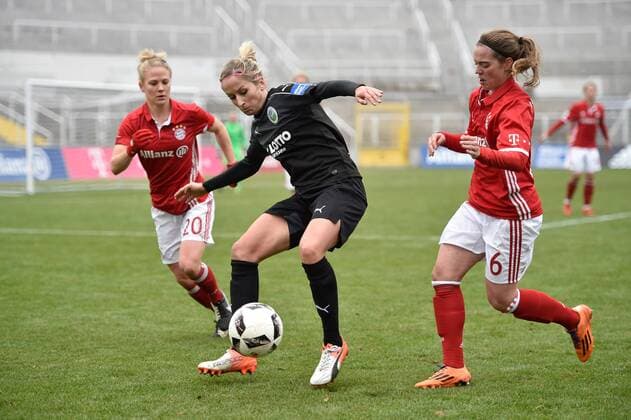 Leonie Maier (FC Bayern Muenchen - Frauenfussball), Kathrin Hendrich (1. FFC Frankfurt), Katharina Baunach (FC Bayern Muenchen - Frauenfussball), v.li., Aktion, FC Bayern Muenchen Frauen vs 1. FFC Frankfurt 13.11.16
