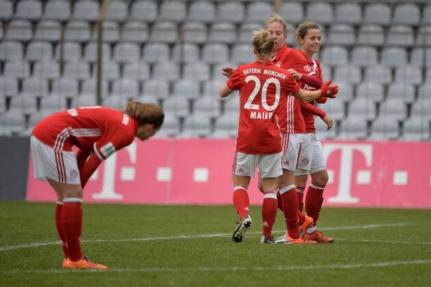 Schlussszene im Stadion an der Gruenwalder Strasse, Jubel FC Bayern Frauen, FC Bayern Muenchen Frauen vs 1. FFC Frankfurt 13.11.16