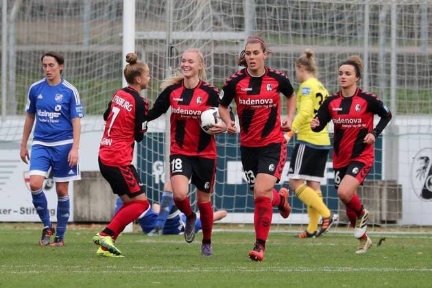 v.li.: Giulia Gwinn (Freiburg, 7), Torschützin Sarah Puntigam (Freiburg, 18), Carolin Schiewe (Freiburg, 33), Lina Maria Magull (Freiburg, 16), jubeln über das Tor zum 1:1, Jubel, Torjubel, Torerfolg, celebrate the goal, goal, celebration, Jubel ueber das Tor, optimistisch, Action, Aktion, Fussball, Allianz Frauen-Bundesliga, SC Freiburg - SC Sand, xozx