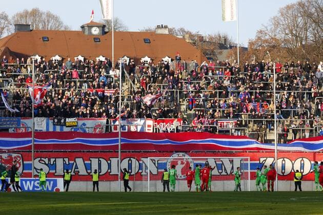 Fußball, Stadiongeschichte Wuppertaler SV Stadion Am Zoo in Wuppertal, Zuschauer, Fussballfans, Fankurve, Nordkurve, Bandenwerbung, Schriftzug, hinten die historische Stadiongaststaette, Fussball, Regionalliga West, 2016 2017, Wuppertaler SV gegen Borussia Moenchengladbach U23 0:0 Fussball, Regionalliga West, 2016 2017, Wuppertaler SV gegen Borussia Moenchengladbach U23 0:0, Stadion Am Zoo in Wuppertal, Zuschauer, Zuschauerkulisse, Menschenmenge, Fussballfans, Fankurve, Nordkurve, Bandenwerbung, Schriftzug, hinten die historische Stadiongaststaette, sports, football, Regional League West, 2016 2017, Wuppertaler SV vs Borussia Moenchengladbach U23 0:0, Stadium Am Zoo in Wuppertal, crowd of spectators, visitors, football fans, Nordkurve, touchline advertising, lettering, behind the historic stadium public house