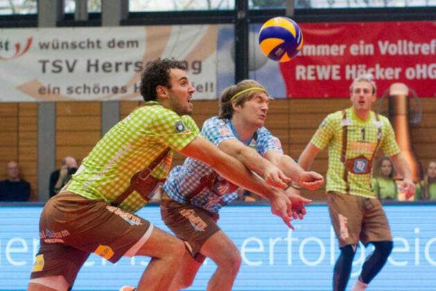 Gemeinsame Annahme Julius HOEFER (HÖFER) ( 5, HER) und Ferdinand TILLE ( 7, HER). Volleyball, TSV Herrsching (HER) - United Volleys Rhein-Main (RHM), Bundesliga, 5.Spieltag, Saison 2016 2017, am 13.11.2016 in Herrsching N I K O L A U S H A L L E Deutschland. x20161113_304x