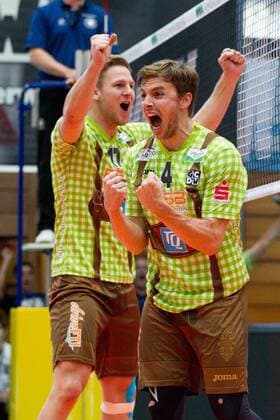 Jubel von Patrick STEUERWALD ( 4, HER) und Nicolai GRABMUELLER (GRABMÜLLER) ( 17, HER). Volleyball, TSV Herrsching (HER) - United Volleys Rhein-Main (RHM), Bundesliga, 5.Spieltag, Saison 2016 2017, am 13.11.2016 in Herrsching N I K O L A U S H A L L E Deutschland. x20161113_307x