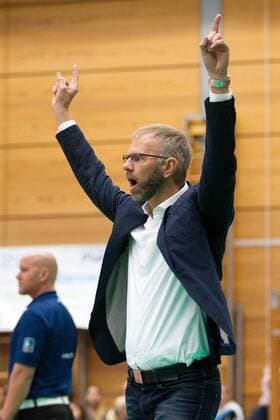 Enttaeuschung bei RHM-Trainer Michael WARM (RHM). Volleyball, TSV Herrsching (HER) - United Volleys Rhein-Main (RHM), Bundesliga, 5.Spieltag, Saison 2016 2017, am 13.11.2016 in Herrsching N I K O L A U S H A L L E Deutschland. x20161113_308x