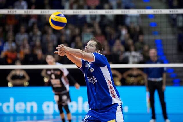 Berlin, Deutschland, 13.11.2016: Volleyball Bundesliga Saison 2016 2017 - Berlin Recycling Volleys - Solingen Volleys. Huib den Boer (Solingen 2)
