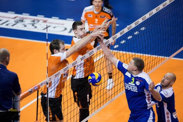 Berlin, Deutschland, 13.11.2016: Volleyball Bundesliga Saison 2016 2017 - Berlin Recycling Volleys - Solingen Volleys. Oliver Gies (Solingen 3) gegen den Block aus Wouter ter Maat (BR Volleys 16), Graham Vigrass (BR Volleys 8)