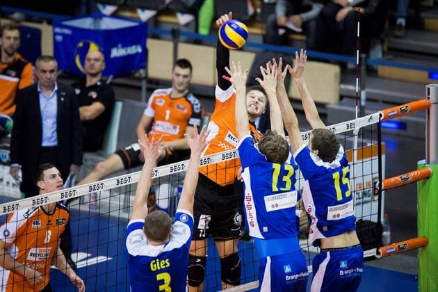 Berlin, Deutschland, 13.11.2016: Volleyball Bundesliga Saison 2016 2017 - Berlin Recycling Volleys - Solingen Volleys. Ruben Schott (BR Volleys 13) gegen den Block aus Oliver Gies (Solingen 3), Dirk Pietzonka (Solingen 13), Christoph Marks (Solingen 15)