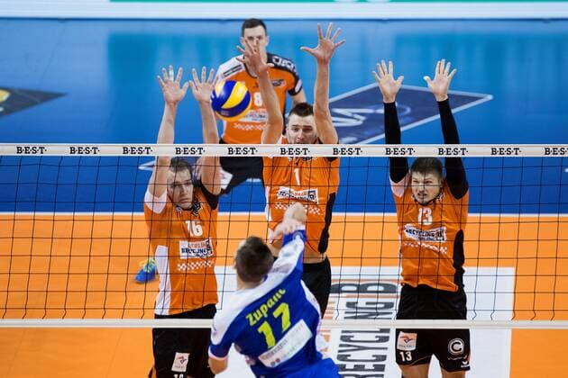 Berlin, Deutschland, 13.11.2016: Volleyball Bundesliga Saison 2016 2017 - Berlin Recycling Volleys - Solingen Volleys. Oskar Klingner (Solingen 11) gegen den Block aus Wouter ter Maat (BR Volleys 16), Aleksandar Okolic (BR Volleys 1), Ruben Schott (BR Volleys 13)