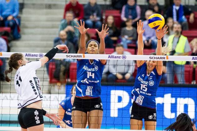 Angriff Claudia Steger (11 VfB) - Block Doppelblock Aiyana Whitney (14 MTV) und Jennifer Pettke (15 MTV); Volleyball Bundesliga: Allianz MTV Stuttgart vs VfB 91 Suhl, SCHARRena, Stuttgart Germany, 20161113; Stuttgart Copyright: xWuechnerx xEibner-Pressefotox EP_nwr