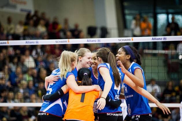 Jubel Julia Schaefer (8 MTV), Nia Grant (17 MTV) und Aiyana Whitney (14 MTV); Volleyball Bundesliga: Allianz MTV Stuttgart vs VfB 91 Suhl, SCHARRena, Stuttgart Germany, 20161113; Stuttgart Copyright: xWuechnerx xEibner-Pressefotox EP_nwr