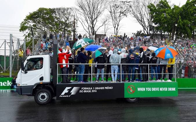 Fahrer auf dem LKW zur Fahrerparade, Grosser Preis von Brasilien 2016, Motorsport, Formel 1, 13.11.2016, Interlagos Copyright: xAndre Eibner-Pressefotox EP_JAE
