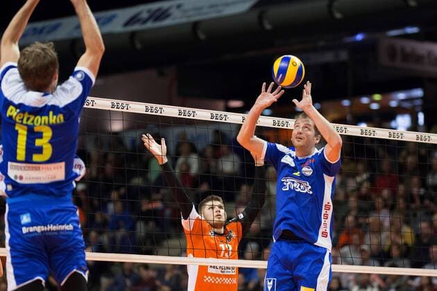 Berlin, Deutschland, 13.11.2016: Volleyball Bundesliga Saison 2016 2017 - Berlin Recycling Volleys - Solingen Volleys. Ruben Schott (BR Volleys 13) gegen den Block aus Dirk Pietzonka (Solingen 13) nd Huib den Boer (Solingen 2)
