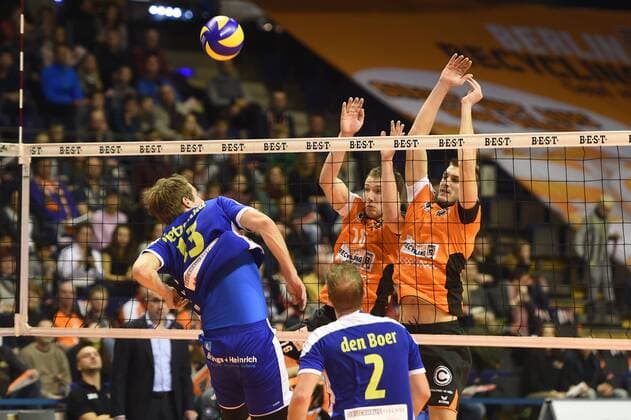 Volleyball, Herren, Saison 2016 17, 1. Bundesliga, 4. Spieltag, BR Volleys - TSG Solingen Volleys, Dirk Pietzonka (Nr. 13, TSG Solingen Volleys), Huib den Boer (Nr. 2, TSG Solingen Volleys), Wouter ter Maat (Nr. 16, Berlin Recycling Volleys), Aleksandar Okolic (Nr. 1, Berlin Recycling Volleys), 13.11.16,