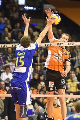 Volleyball, Herren, Saison 2016 17, 1. Bundesliga, 4. Spieltag, BR Volleys - TSG Solingen Volleys, Christoph Marks (Nr. 15, TSG Solingen Volleys), Wouter ter Maat (Nr. 16, Berlin Recycling Volleys), 13.11.16,
