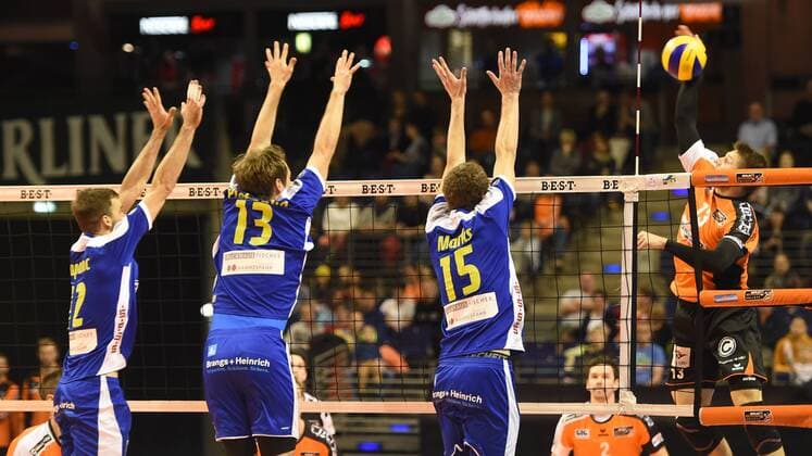 Volleyball, Herren, Saison 2016 17, 1. Bundesliga, 4. Spieltag, BR Volleys - TSG Solingen Volleys, Huib den Boer (Nr. 2, TSG Solingen Volleys), Dirk Pietzonka (Nr. 13, TSG Solingen Volleys), Christoph Marks (Nr. 15, TSG Solingen Volleys), Ruben Schott (Nr. 13, Berlin Recycling Volleys), 13.11.16,