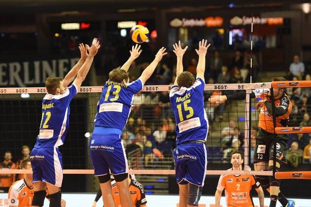 Volleyball, Herren, Saison 2016 17, 1. Bundesliga, 4. Spieltag, BR Volleys - TSG Solingen Volleys, Huib den Boer (Nr. 2, TSG Solingen Volleys), Dirk Pietzonka (Nr. 13, TSG Solingen Volleys), Christoph Marks (Nr. 15, TSG Solingen Volleys), Ruben Schott (Nr. 13, Berlin Recycling Volleys), 13.11.16,