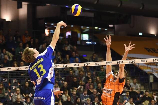 Volleyball, Herren, Saison 2016 17, 1. Bundesliga, 4. Spieltag, BR Volleys - TSG Solingen Volleys, Dirk Pietzonka (Nr. 13, TSG Solingen Volleys), Aleksandar Okolic (Nr. 1, Berlin Recycling Volleys), 13.11.16,