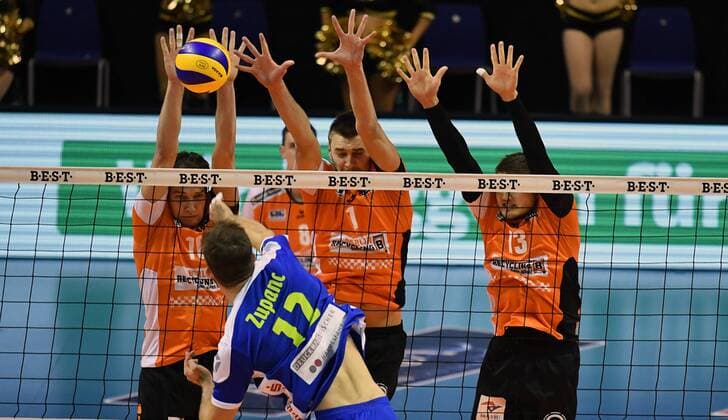 Zupanc, Ziga (Solingen), vorne, hinten Wouter ter Maat (BR Volleys), Aleksandar Okolic (BR Volleys), Ruben Schott (BR Volleys), BR Volleys Berlin - TSD Solingen Volleys Deutsche Volleyball Liga, Saison 2016 2017, Herren, Männer, Männer, men, Volleyball, Deutschland, Germany, Max-Schmeling-Halle Berlin, 13.11.2016