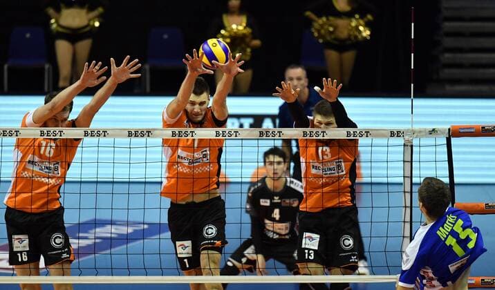 Marks, Christoph (Solingen), vorne, hinten Wouter ter Maat (BR Volleys), Aleksandar Okolic (BR Volleys), Ruben Schott (BR Volleys), BR Volleys Berlin - TSD Solingen Volleys Deutsche Volleyball Liga, Saison 2016 2017, Herren, Männer, Männer, men, Volleyball, Deutschland, Germany, Max-Schmeling-Halle Berlin, 13.11.2016