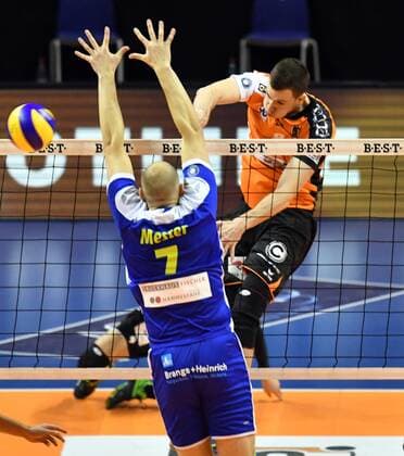 Graham Vigrass (BR Volleys), beim Schmetterball, vorne Mester, Toni (Solingen), BR Volleys Berlin - TSD Solingen Volleys Deutsche Volleyball Liga, Saison 2016 2017, Herren, Männer, Männer, men, Volleyball, Deutschland, Germany, Max-Schmeling-Halle Berlin, 13.11.2016