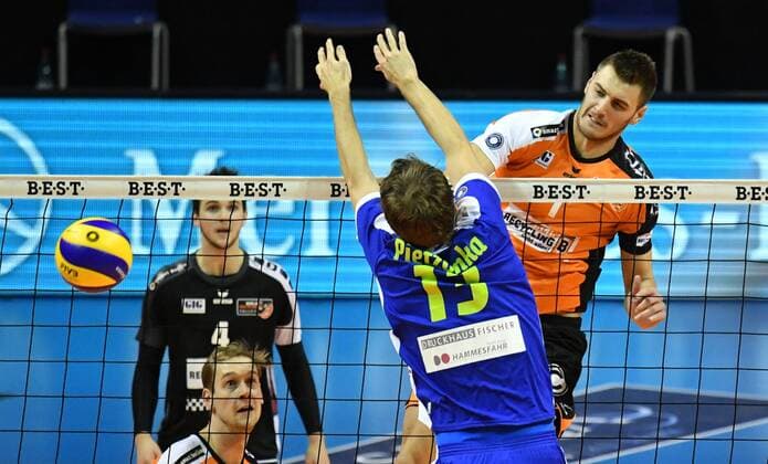 Aleksandar Okolic (BR Volleys), beim Schmetterball, vorne Pietzonka, Dirk (Solingen) BR Volleys Berlin - TSD Solingen Volleys Deutsche Volleyball Liga, Saison 2016 2017, Herren, Männer, Männer, men, Volleyball, Deutschland, Germany, Max-Schmeling-Halle Berlin, 13.11.2016