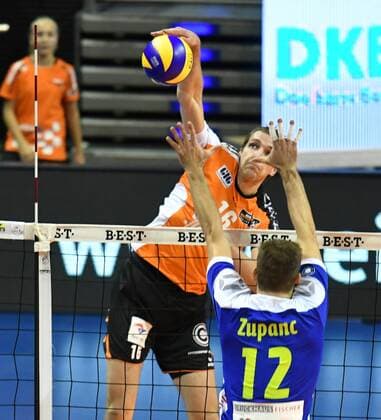 Paul Carroll (BR Volleys), beim Schmetterball, vorne Zupanc, Ziga (Solingen), BR Volleys Berlin - TSD Solingen Volleys Deutsche Volleyball Liga, Saison 2016 2017, Herren, Männer, Männer, men, Volleyball, Deutschland, Germany, Max-Schmeling-Halle Berlin, 13.11.2016