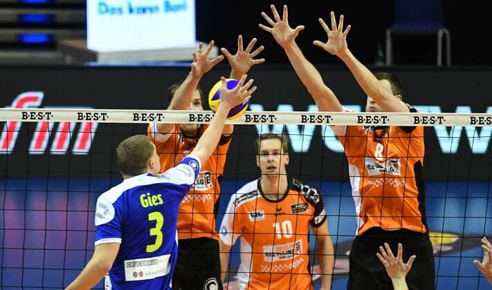 Gies, Oliver (Solingen), vorne, hinten Wouter ter Maat (BR Volleys), Sebastian Kühner (BR Volleys), Graham Vigrass (BR Volleys), BR Volleys Berlin - TSD Solingen Volleys Deutsche Volleyball Liga, Saison 2016 2017, Herren, Männer, Männer, men, Volleyball, Deutschland, Germany, Max-Schmeling-Halle Berlin, 13.11.2016