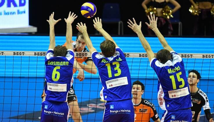 Wouter ter Maat (BR Volleys), beim Schmetterball, vorne Gosmann, Christian (Solingen), Pietzonka, Dirk Marks, Christoph (Solingen), BR Volleys Berlin - TSD Solingen Volleys Deutsche Volleyball Liga, Saison 2016 2017, Herren, Männer, Männer, men, Volleyball, Deutschland, Germany, Max-Schmeling-Halle Berlin, 13.11.2016