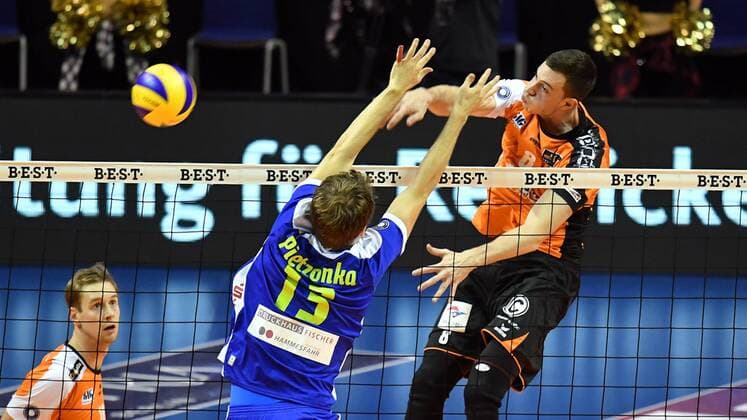 Graham Vigrass (BR Volleys), beim Schmetterball, vorne Gosmann, Christian (Solingen), Pietz BR Volleys Berlin - TSD Solingen Volleys Deutsche Volleyball Liga, Saison 2016 2017, Herren, Männer, Männer, men, Volleyball, Deutschland, Germany, Max-Schmeling-Halle Berlin, 13.11.2016
