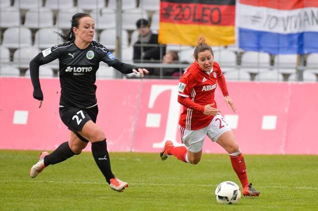 Nicole Rolser (FC Bayern Muenchen) gegen Peggy Nietgen (1. FFC Frankfurt) München, Deutschland, 13.11.2016 - Fussball, Frauenfussball, FC Bayern München - 1. FFC Frankfurt, Fussball, Frauenfussball, FC Bayern München - 1. FFC Frankfurt, xKLx