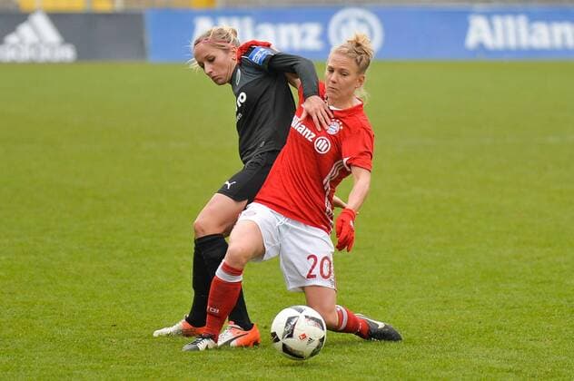 Kathrin Hendrich (1. FFC Frankfurt) gegen Leonie Maier (FC Bayern Muenchen, Leo Maier) München, Deutschland, 13.11.2016 - Fussball, Frauenfussball, FC Bayern München - 1. FFC Frankfurt, Fussball, Frauenfussball, FC Bayern München - 1. FFC Frankfurt, xKLx