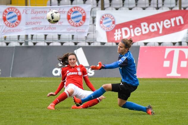 Schuss von Lisa Evans (FC Bayern Muenchen), Parade von Desirée Schumann (1. FFC Frankfurt) München, Deutschland, 13.11.2016 - Fussball, Frauenfussball, FC Bayern München - 1. FFC Frankfurt, Fussball, Frauenfussball, FC Bayern München - 1. FFC Frankfurt, xKLx