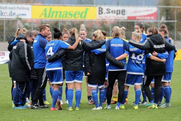 Colin Bell (Trainer, Sand) bei der Teambesprechung nach der Niederlage, enttäuscht schauend, Enttäuschung, Frustration, disappointed, pessimistisch, Ansprache, Mannschaftsbesprechung, Analyse, Besprechung, nach dem Spiel, Fussball, Allianz Frauen-Bundesliga, SC Freiburg - SC Sand, xozx