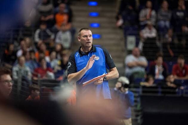 Berlin, Deutschland, 13.11.2016: Volleyball Bundesliga Saison 2016 2017 - Berlin Recycling Volleys - Solingen Volleys. Trainer Arno van Solkema (Solingen)