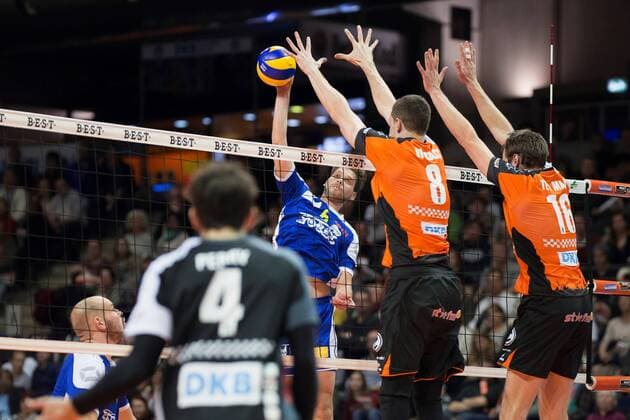 Berlin, Deutschland, 13.11.2016: Volleyball Bundesliga Saison 2016 2017 - Berlin Recycling Volleys - Solingen Volleys. Christian Gosmann (Solingen 6) gegen den Block aus Graham Vigrass (BR Volleys 8), Wouter ter Maat (BR Volleys 16)