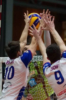 Rhein-Main-Abwehr gegen Herrsching_Angriff. Volleyball, TSV Herrsching (HER) - United Volleys Rhein-Main (RHM), Bundesliga, 5.Spieltag, Saison 2016 2017, am 13.11.2016 in Herrsching N I K O L A U S H A L L E Deutschland. x20161113_313x