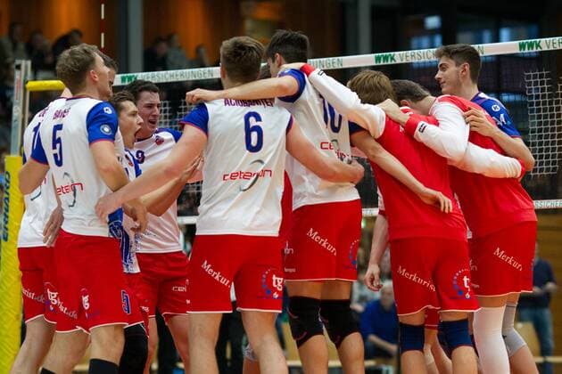 Rhein-Main-Jubel nach Spielende. Volleyball, TSV Herrsching (HER) - United Volleys Rhein-Main (RHM), Bundesliga, 5.Spieltag, Saison 2016 2017, am 13.11.2016 in Herrsching N I K O L A U S H A L L E Deutschland. x20161113_314x