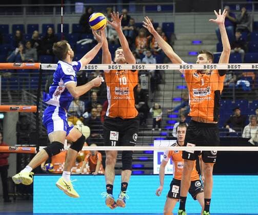 Volleyball, Herren, Saison 2016 17, 1. Bundesliga, 4. Spieltag, BR Volleys - TSG Solingen Volleys, Ziga Zupanc (Nr. 12, TSG Solingen Volleys), Sebastian Kühner (Nr. 10, Berlin Recycling Volleys), Aleksandar Okolic (Nr. 1, Berlin Recycling Volleys)13.11.16,