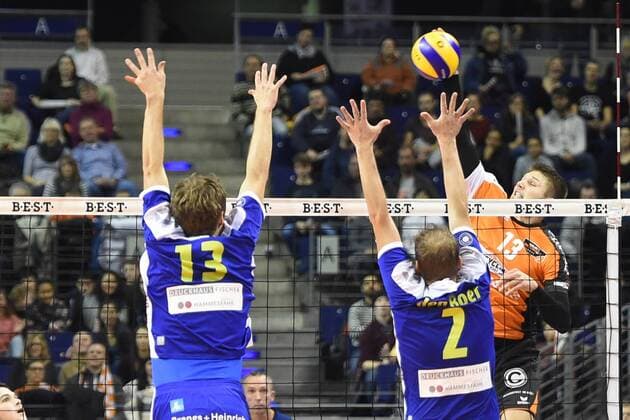 Volleyball, Herren, Saison 2016 17, 1. Bundesliga, 4. Spieltag, BR Volleys - TSG Solingen Volleys, Dirk Pietzonka (Nr. 13, TSG Solingen Volleys), Oliver Gies (Nr. 2, TSG Solingen Volleys), Ruben Schott (Nr. 13, Berlin Recycling Volleys), 13.11.16,