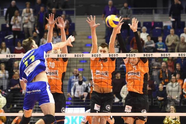 Volleyball, Herren, Saison 2016 17, 1. Bundesliga, 4. Spieltag, BR Volleys - TSG Solingen Volleys, Ziga Zupanc (Nr. 12, TSG Solingen Volleys), Sebastian Kühner (Nr. 10, Berlin Recycling Volleys), Aleksandar Okolic (Nr. 1, Berlin Recycling Volleys), Ruben Schott (Nr. 13, Berlin Recycling Volleys), 13.11.16,