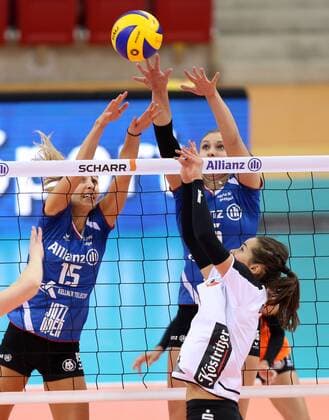 Stuttgart Volleyball Allianz MTV Stuttgart vs. VfB 91 Suhl, v.l. Jennifer Pettke (Allianz), Laurianne Delabarre (Suhl), Michaela Mlejnkova (Allianz)